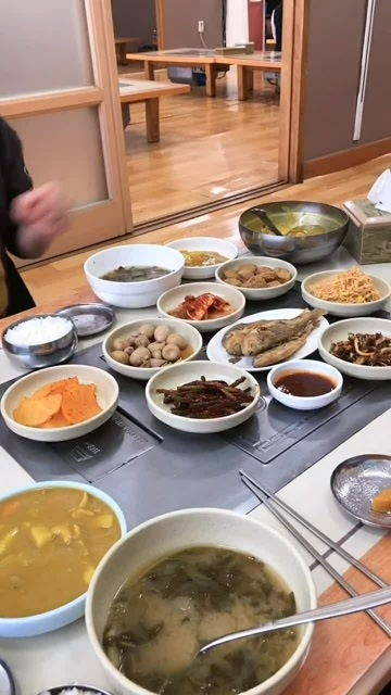 在韩国公司的食堂里吃饭,今天这一餐很丰盛 