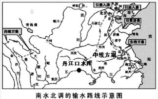 读 南水北调示意图 .分析回答. 1 长江黄河都发源于我国的 高原. 2 长江黄河的流向都是 .这是与我国的 地势特征相适应的.所以在阶梯的交接处都蕴藏了丰富的 
