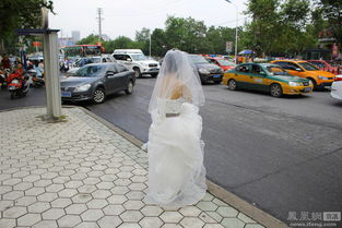 新娘在苦苦等待接她的婚车