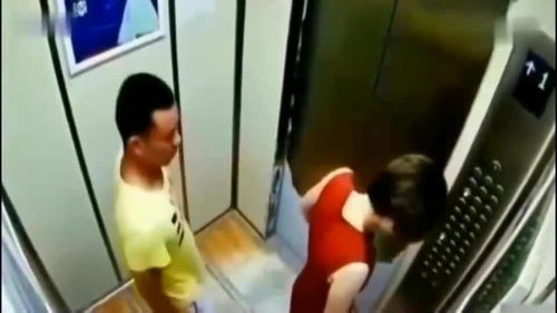 广西女子带小孩坐电梯,警察调取监控,立马坐不住了 