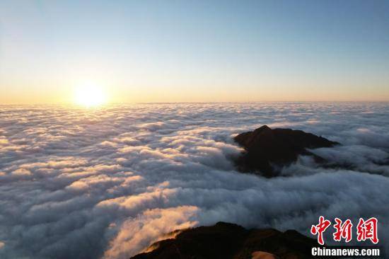 江西武功山风景区现日月同辉美丽景观