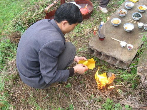 清明节将至,祖宗们留下的上坟 四大禁忌 ,你是否知道