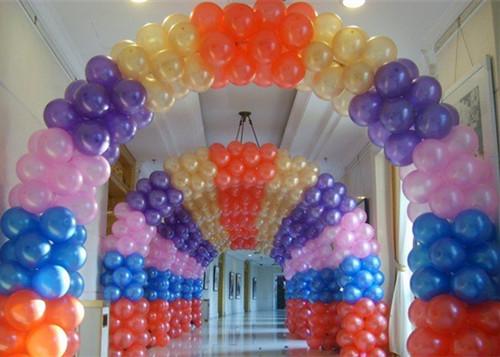 如何用气球来装扮婚房