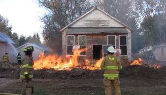 居民家中蟑螂肆虐 消防员赶到现场把房子烧了