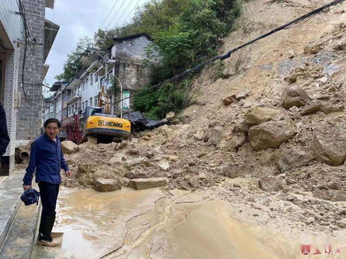 巫溪七莽峡滑坡地段今天还在继续垮石头