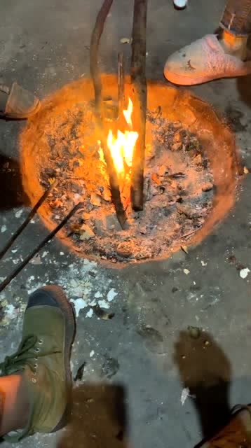 实拍大凉山,一家人围在一块烤火,看着也很幸福的 