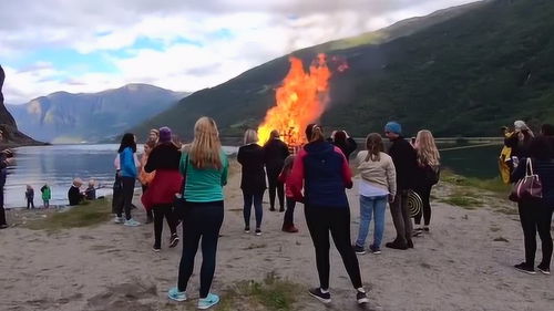 美丽的挪威小镇,海边升起巨大的篝火,看挪威人怎么迎接夏日 