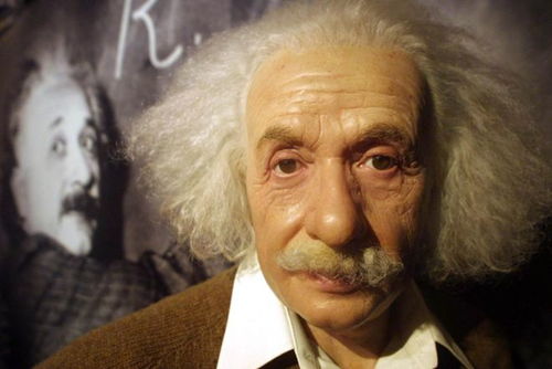 爱因斯坦照片为何只有半身照 看到他穿的鞋子就明白,果然是天才