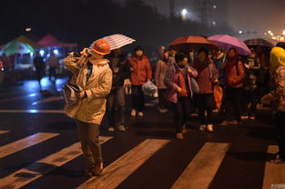 凌晨雨中 千人靠活 见到面包车就一拥而上 