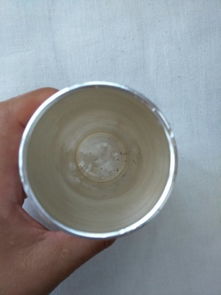 云南买的雪花银杯,喝了几天茶水以后杯底变这样了,这是真的雪花银吗 怎么清洗啊
