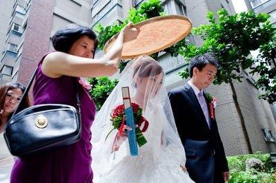 新娘上下婚车时该拿米筛还是黑伞 有哪些寓意讲究 你知道多少