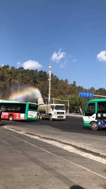 洒水车飘过的彩虹 让你不再厌烦路上的洒水车 