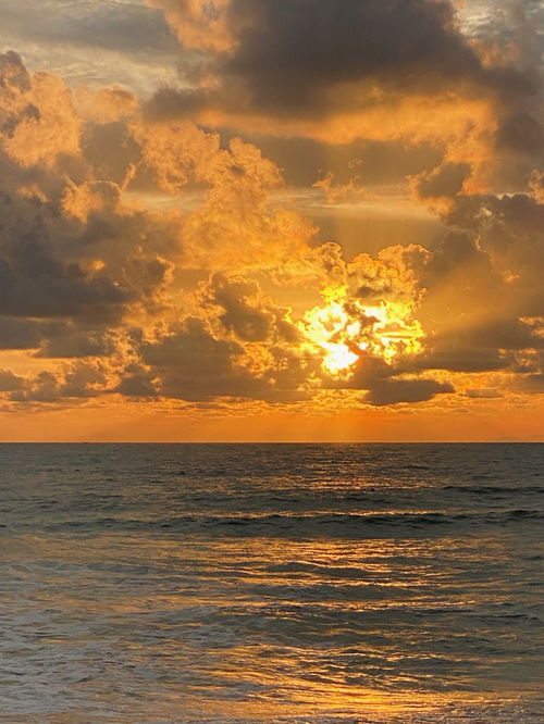 普吉岛 日落映着橘色的海 