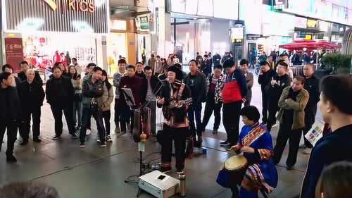 长沙一对着装独特的男女,街头表演湖南经典民歌 ,引起众人围观 