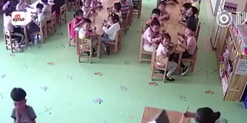 江苏盐城某幼儿园老师依次掌脸几名幼儿,一老师在旁盛粥无动于衷