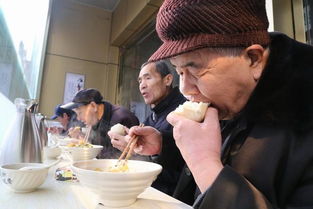 河北餐馆提供免费午餐 众多市民排队 