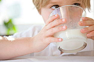 糖尿病人能喝牛奶吗（糖尿病的可以喝牛奶吗）