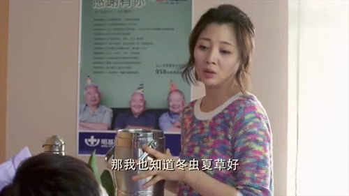 影视 女子煲鸡汤男子说不喝,女子故意吓唬打他受伤的腿,男子怕了 