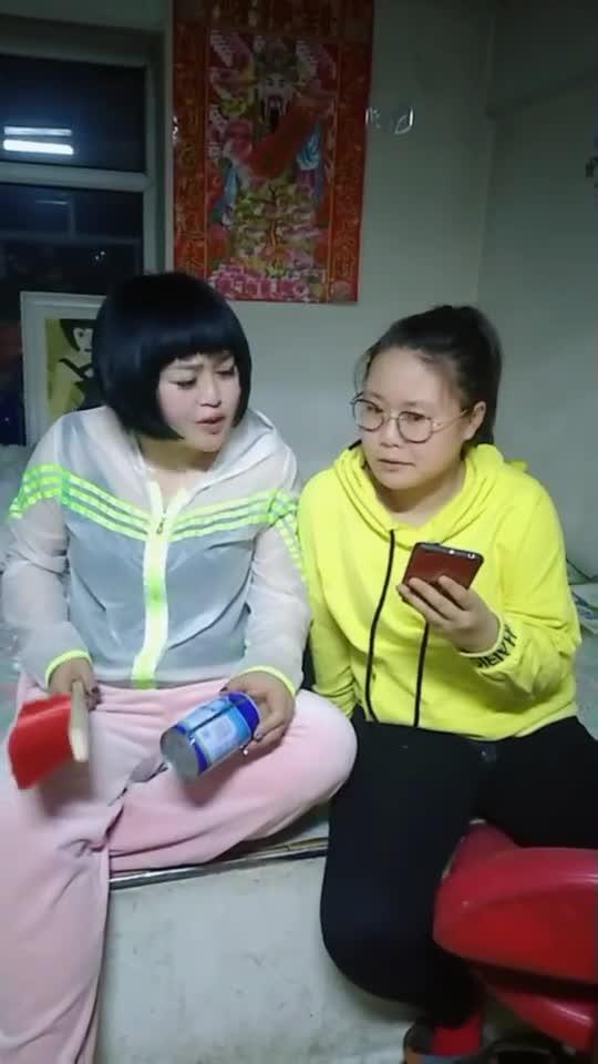 闺女看手机,老妈在一旁敲,闺女和老妈吵起来了 