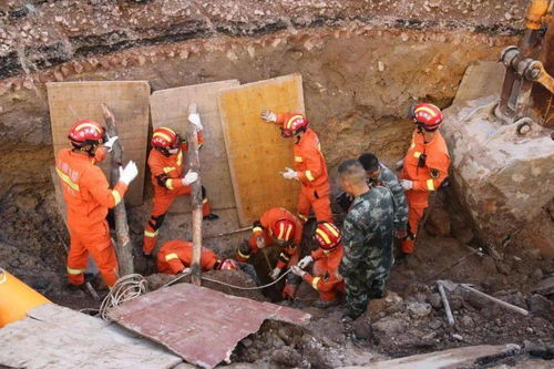 云南 惊 一施工坑道突然发生塌方,正在施工的工人被埋压
