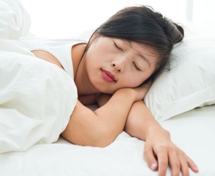 睡前4个 怪习惯 行为,不论男女尽量少做,这样能让长寿靠近你