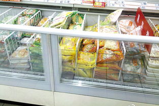 超市冷鲜肉类柜台老鼠大摇大摆在肉类堆中 开大餐