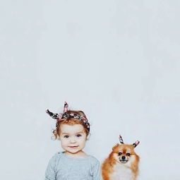 如图一个欧美小女孩和一只可爱小狗 求欧美小女孩名字 求这位欧美小女孩和这条小狗的图片 问题二选一或 