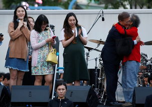 韩国总统候选人秀亲民 与美女贴脸自拍 