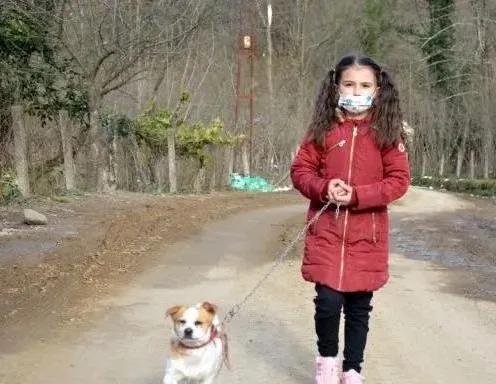 8岁女孩背着狗狗在雪中走了3公里,要为狗狗找到兽医治病