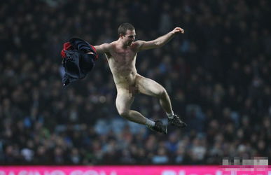 英超 曼城1 0小胜超曼联登榜首 裸体球迷入场闹事 