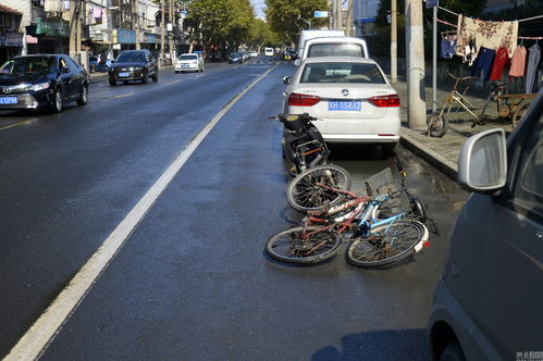 上海路边一堆废铁占车位 引发市民吐槽 