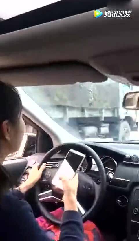 玩大了女子开奔驰用手机拍录像,结果撞车 
