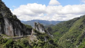 山峰顶上的农民开荒挖了一个空中田园又险又壮观风景绝美,农民是怎么生存的水源是怎么来的