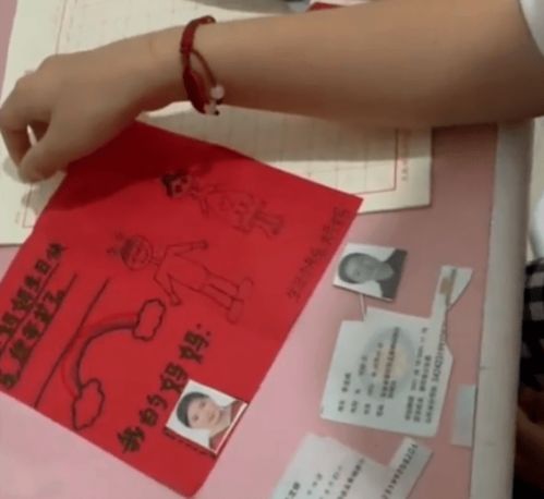 7岁女孩为做生日贺卡,将妈妈身份证照片剪下来
