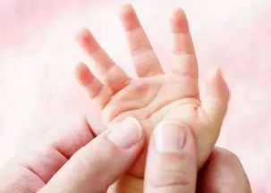 这项活动对宝宝的大脑发育有好处,很多家长都不知道 今天手把手教你做