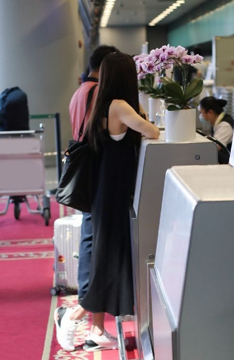 李若彤穿背心裙走机场，肌肉紧致有型没有年龄痕迹，你爱了吗？网