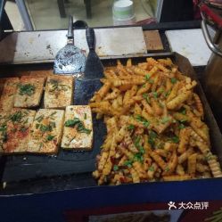 摆摊的铁板怎么弄好看，狼牙土豆铁板豆腐摆摊做法(铁板狼牙土豆视频教程)