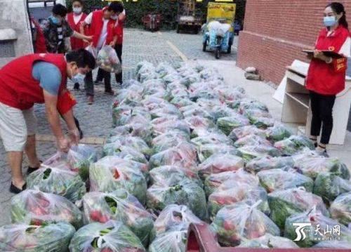 蔬菜包排排坐 配送中心员工为满足居民需求挑灯夜战