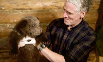 跨越种族的 父爱 46岁的BBC摄影师,养6只熊宝宝,每天上演大型吸熊崽现场