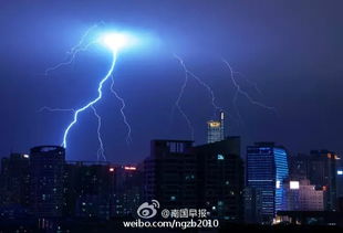 广西南宁现恶劣天气 电闪雷鸣 