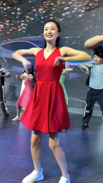 第一次穿红色裙子跳舞 