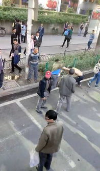网曝武汉一老人在街头遭暴打 只因挤公交 