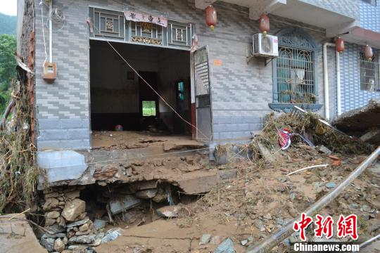 湖南暴雨中的生命大转移 房屋倒塌前一刻老人撤离 