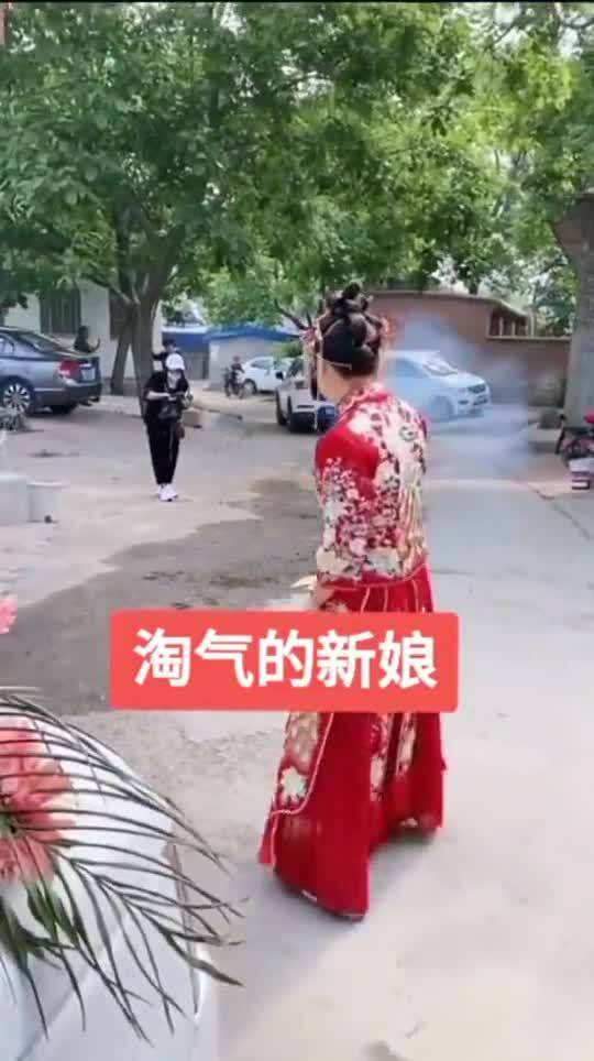 接亲现场,调皮新娘自己放鞭炮,这真的吉利吗 