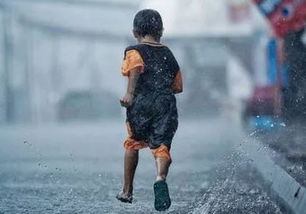 没有伞的孩子必须努力奔跑