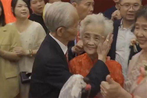 百岁老人庆祝金刚石婚,丈夫儒雅妻子气质佳,携手75年仍恩爱