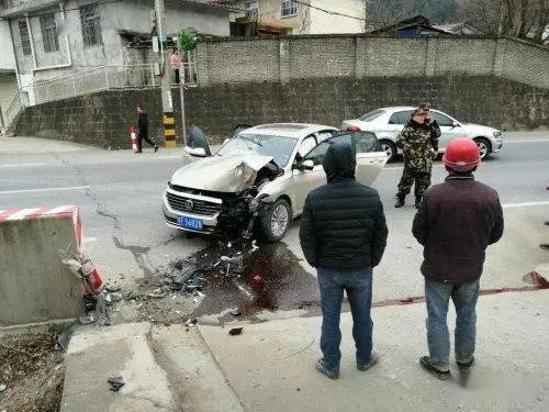 赞 汉中一武警队长路遇车祸,停车紧急救援