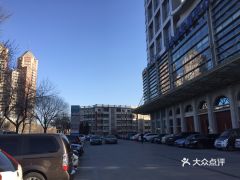 峰汇广场停车免费吗(南城蜂汇广场附近有免费停车场吗)