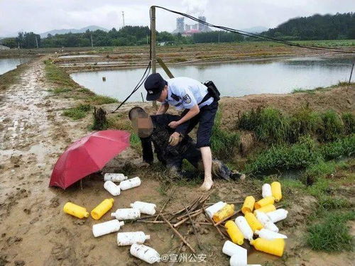 他山之石 暖 一老人摔倒在泥地里,民警赤脚赶往救助