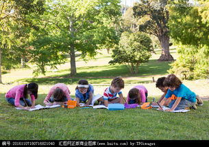 坐在草坪上做作业的孩子